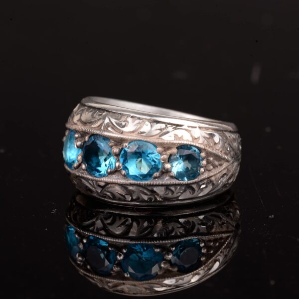 Gümüş Erkek Yüzük – Sentetik Mavi Topaz Taşlı, Kalemkâr İşçiliği