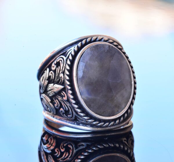 El İşi Doğal Safir Taşlı Gümüş Erkek Yüzük, Zambak (Fleur-de-Lis) Tasarımı - Bilgelik ve Asalet Sembolü