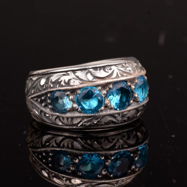 Gümüş Erkek Yüzük – Sentetik Mavi Topaz Taşlı, Kalemkâr İşçiliği